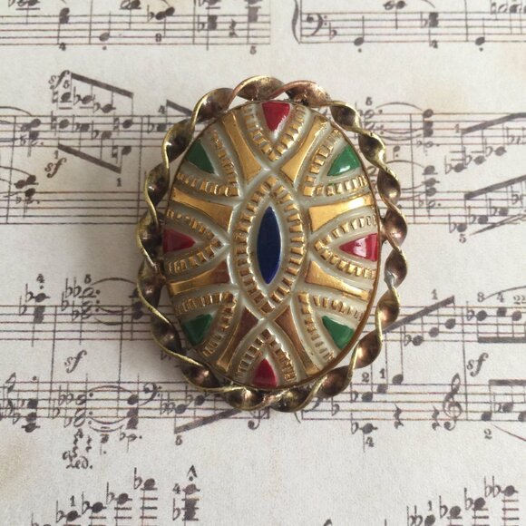 Art Deco Egyptian Revival Carved Enameled Glass and Gold Leafed Oval Brooch - Picture 3 of 4